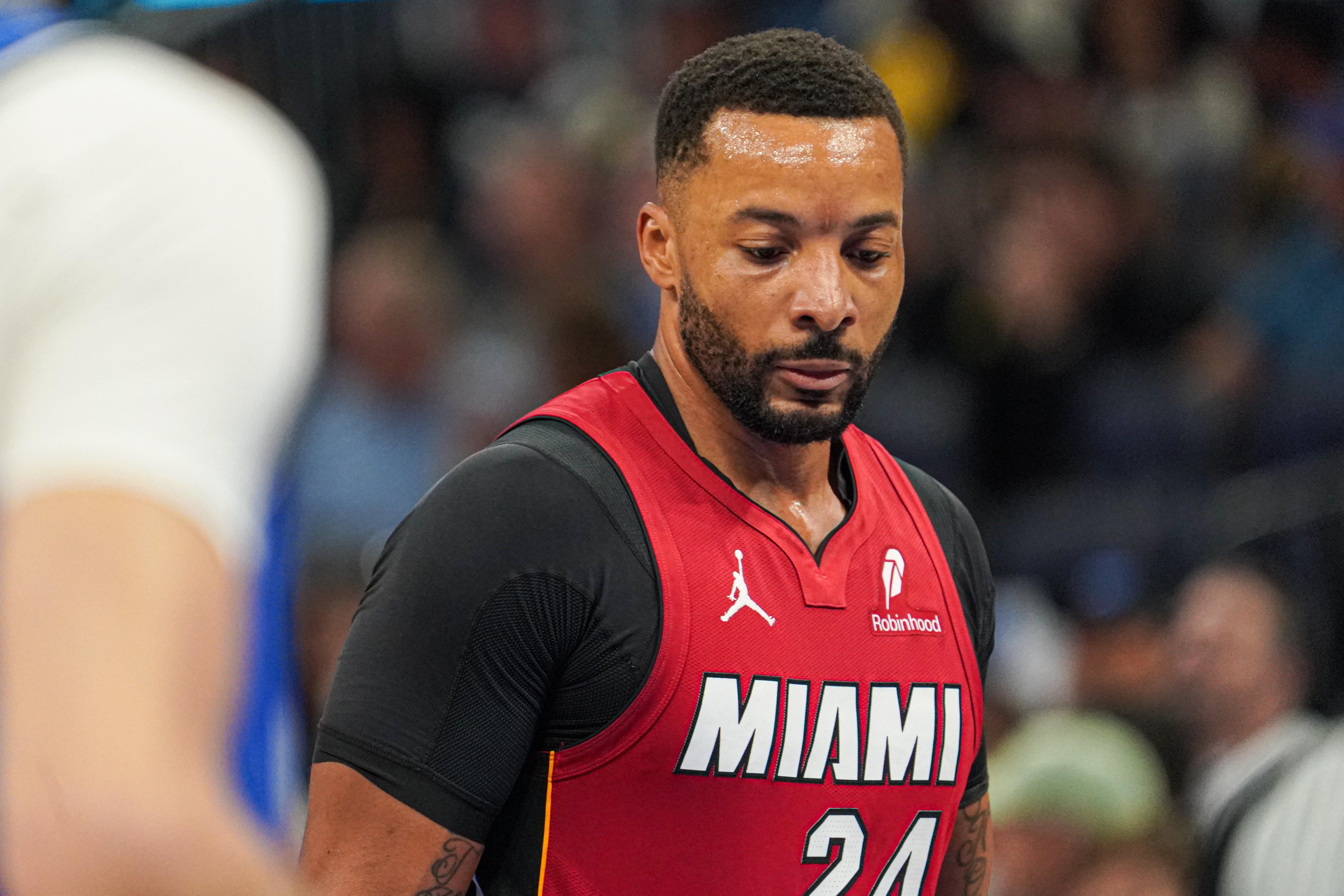 开云体育-有冷凝水导致比赛延期！鲍威尔：活久见 等待重新上场时也很煎熬