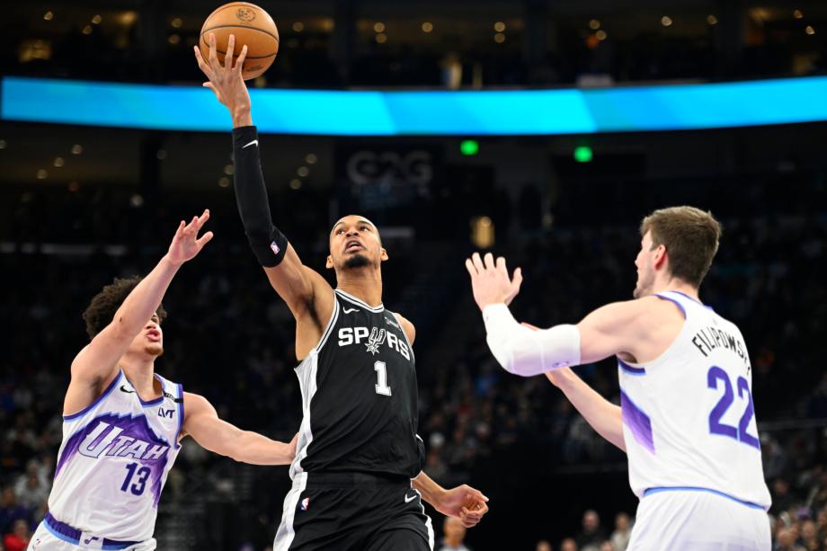 开云体育-文班亚马26+13福克斯31分 马刺客场战胜爵士