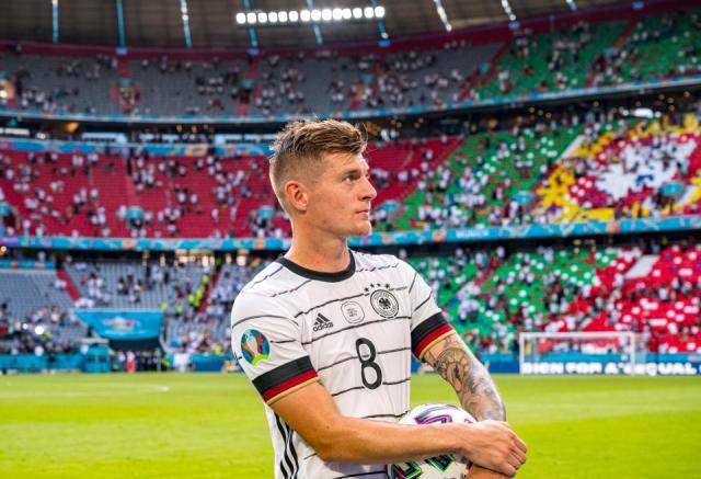 开云体育-克罗斯结束国脚生涯 德媒：弗利克将重组中场