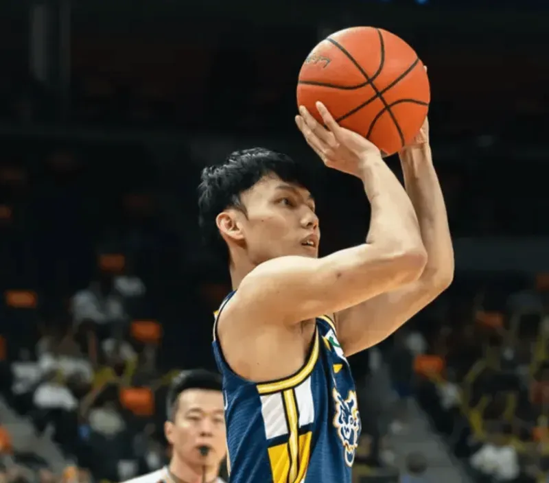 今晚青岛vs广东大名单：胡明轩、徐杰出战，王奕博在列